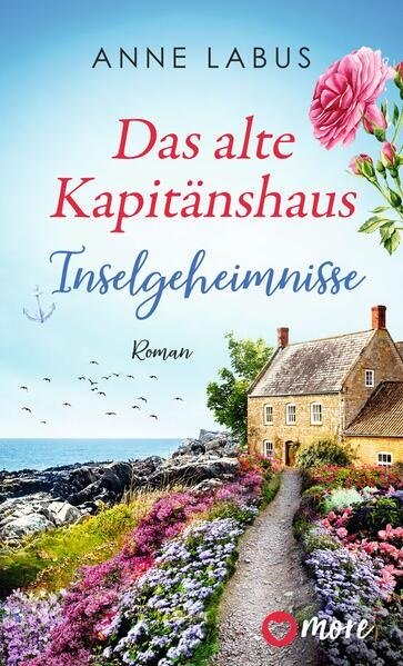 Kleines Häuschen an der Küste durch eine schmalen Pfad erreichbar, links und rechts vielen Blumen.